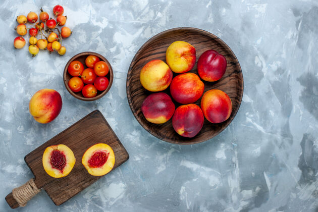 食品顶视新鲜桃子醇厚可口的水果内棕色盘子浅白色表面农产品苹果盘子