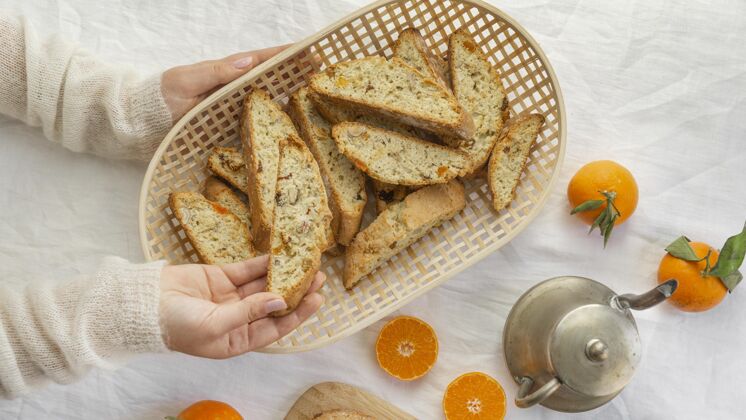 馒头桌上有美味的橘子面包配料美味甜面包