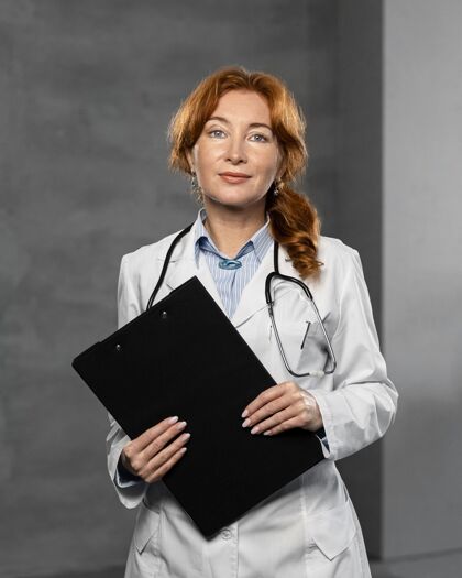 女性女医生拿着剪贴板的正视图专家卫生工作者职业