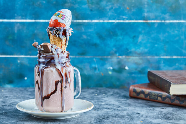 大理石巧克力奶昔配巧克力条 更贴心的惊喜 雪糕筒放在白色盘子里书冰淇淋筒冰沙