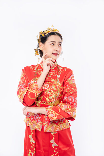 庆祝穿旗袍套装的女士正在拍照 以促进活动游客在中国新年购物传统服装中国民族中国新年