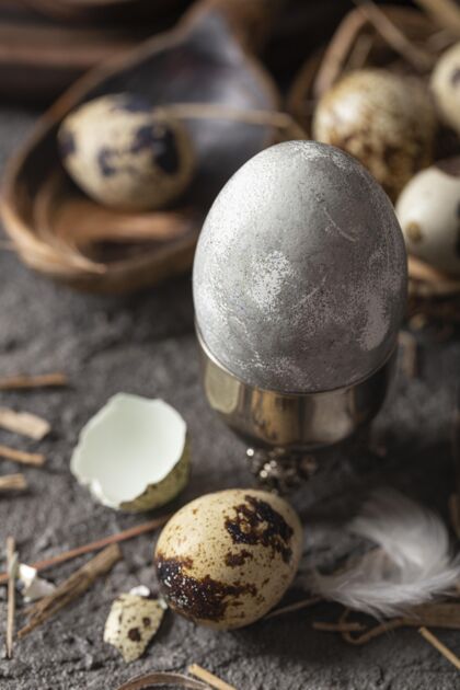 节日高角度的复活节彩蛋在优雅的蛋杯与破壳节日贝壳帕夏