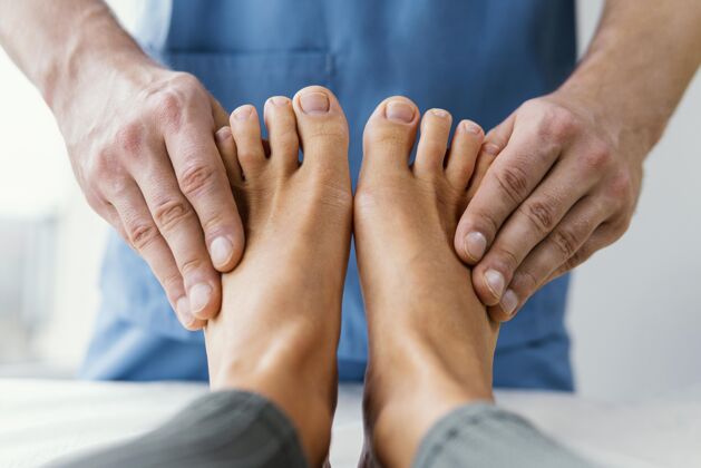 女人男性骨科治疗师检查女性患者脚趾的前视图水平男人健康