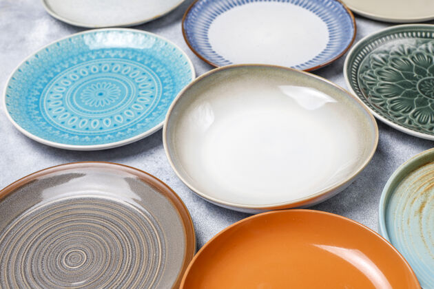 服务不同的陶瓷空盘子和碗餐具复古菜肴