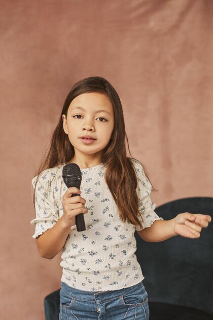 表演小女孩在家学唱歌课学习艺术家