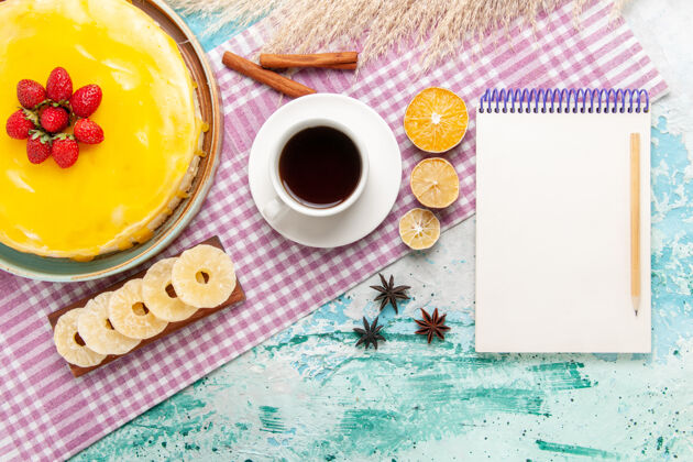 蛋糕俯瞰美味的黄色糖浆蛋糕和浅蓝色背景上的茶饼干蛋糕甜饼饼干甜茶背景糖浆托盘