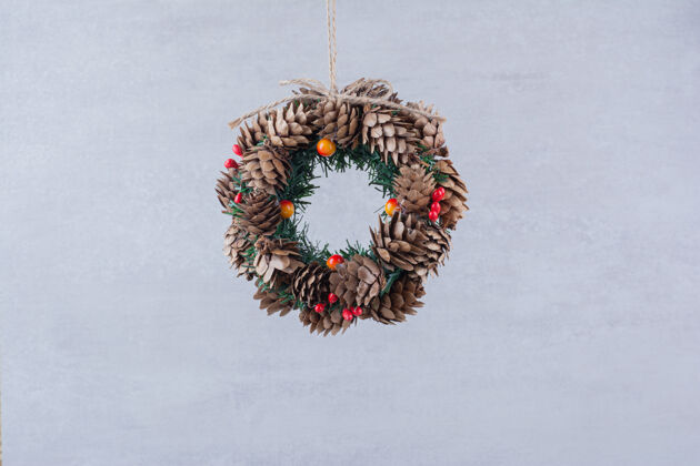 丝带圣诞花环和圣诞树早午餐纸装饰品松树