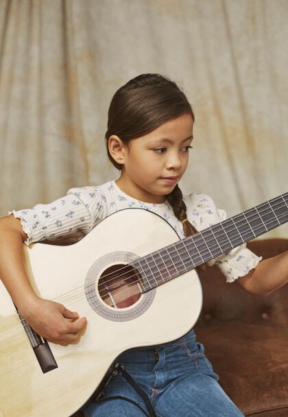 天才小女孩在家学吉他乐器年轻音乐家