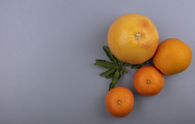 空间顶视图复制空间葡萄柚与橙色的灰色背景葡萄柚橘子食物