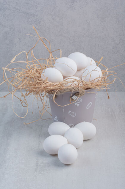 健康在大理石背景的桶里放上新鲜的白鸡蛋新鲜白鸡蛋桶装