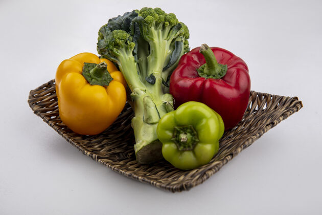 配料侧视图花椰菜与彩色甜椒站在一个白色的背景颜色蔬菜风景
