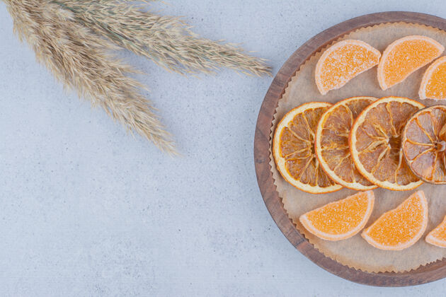 零食把橘子片和果酱放在木板上橙子美味糖果