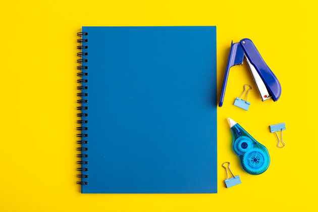 铅笔正面视图打开黄色表面贴纸的蓝色复印本空封面笔记本