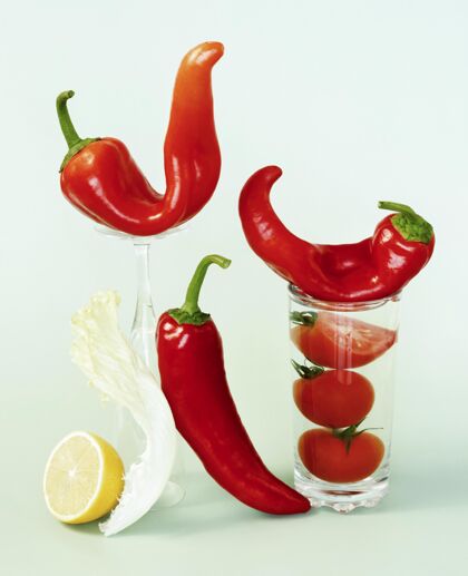 新鲜番茄和辣椒的正面图有机健康营养