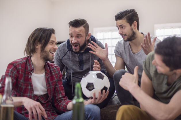球朋友们喝啤酒看足球赛运动竞赛谈话家庭内部