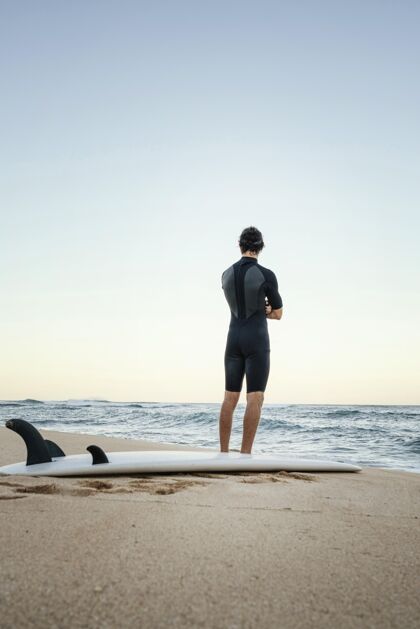 运动男人和冲浪板在海上日光活跃乐趣