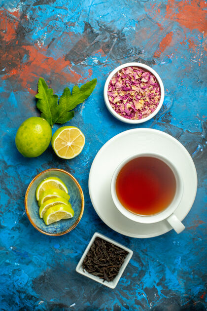 碗俯视图一杯茶碗 茶碗的蓝红色表面上有干花瓣和柠檬茶片柠檬干燥杯子