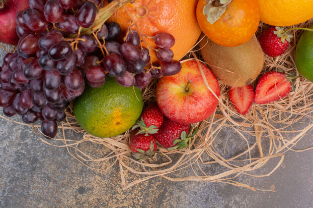五颜六色新鲜不同的水果在大理石表面草莓新鲜葡萄