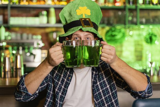 男性笑脸男在酒吧用品脱庆祝圣帕特里克节水平场合爱尔兰