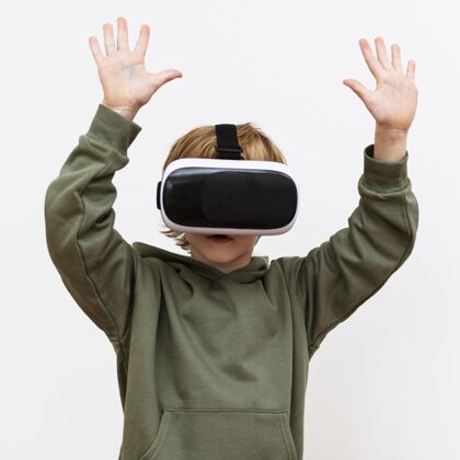 设备使用虚拟现实耳机的小男孩的前视图娱乐业余爱好广场