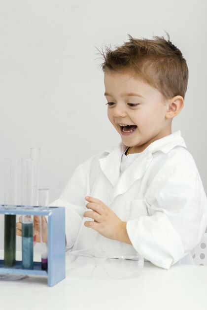 知识微笑男孩科学家在实验室里拿着试管科学学习青年
