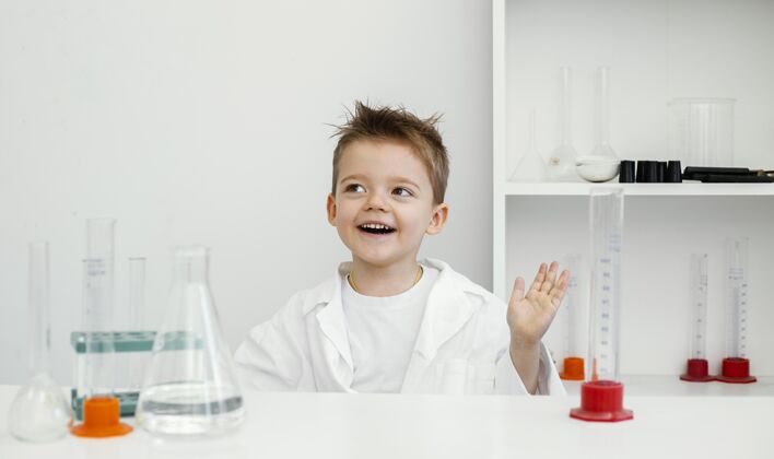 男孩快乐男孩科学家在实验室里拿着试管学习学习孩子