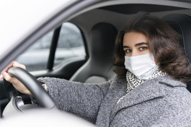预防措施戴着医用面罩开车的女人公民面罩安全