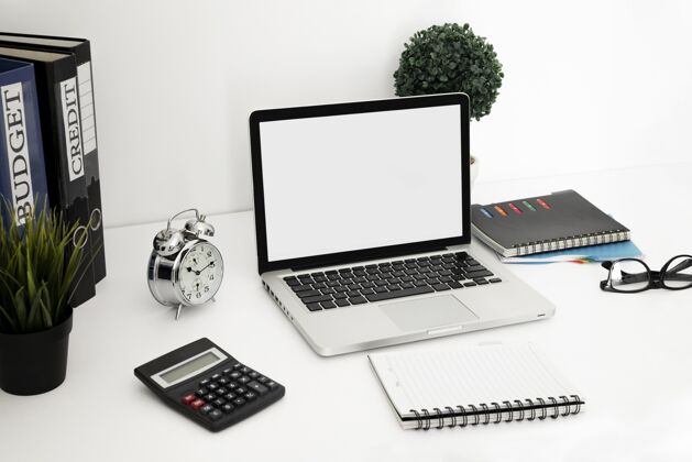 水平办公桌表面有笔记本电脑和笔记本电脑办公桌工作区办公室