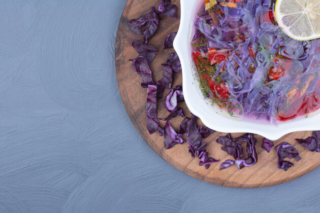 肉汤紫菜汤放在木盘上的白碗里午餐盘子香料