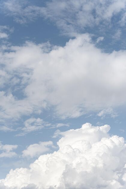 风蓬松的云在天空垂直射击云空气自由