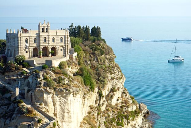 帆船圣玛丽亚戴尔伊索拉圣母院在悬崖海岸 卡拉布里亚 意大利城堡欧罗巴大海
