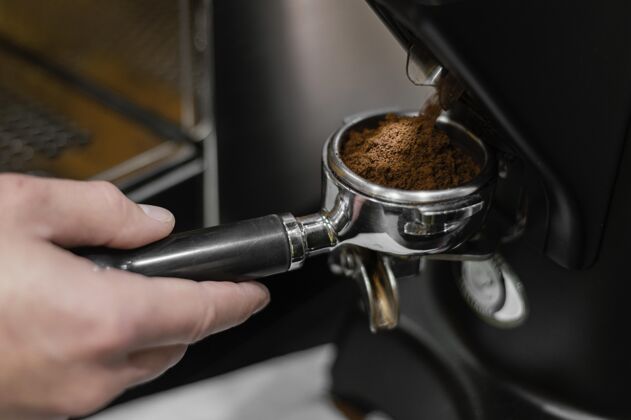 服务员男咖啡师使用专业咖啡机的特写镜头工作男性职业