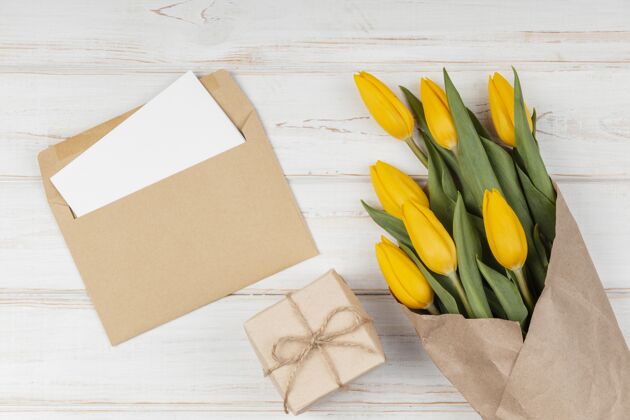 信封各种各样的黄色郁金香 信封里有卡片开花开花花束