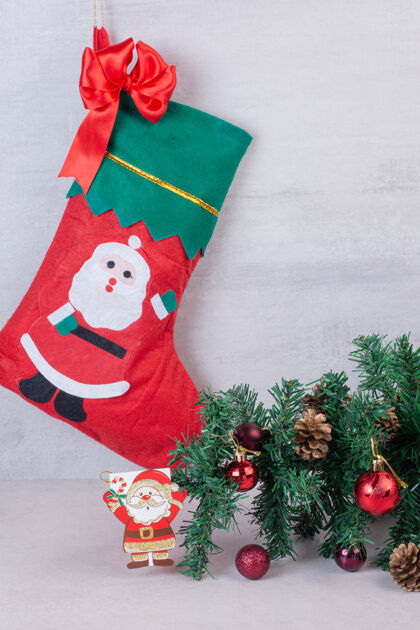 圣诞老人白色表面上满是节日球的圣诞袜圣诞礼物袜子