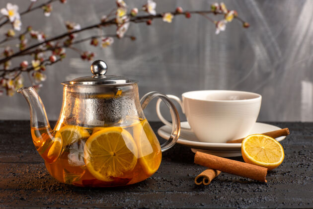 肉桂正面是一杯柠檬肉桂茶和灰色茶壶咖啡饮料壶