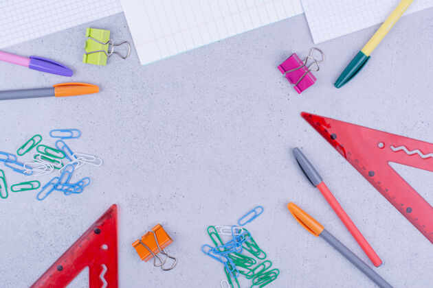 别针学校和办公设备 包括纸张和其他工具钢笔笔记工作