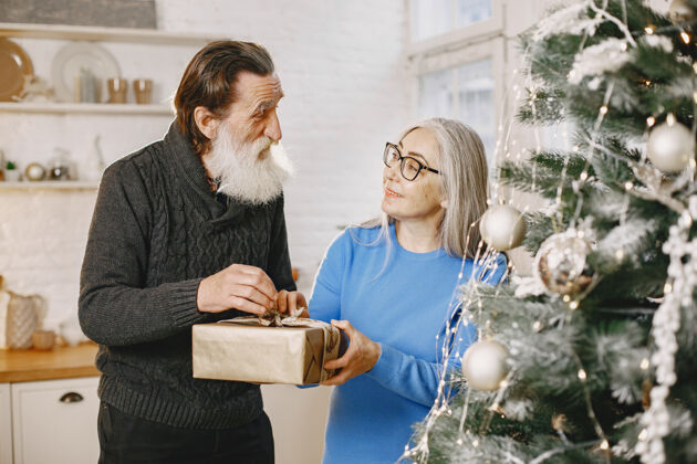 老年人年龄和人的概念灯圣诞树毛衣