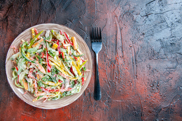 胡椒顶视图蔬菜沙拉在盘子叉子上暗红色桌子自由的地方黑辣椒沙拉