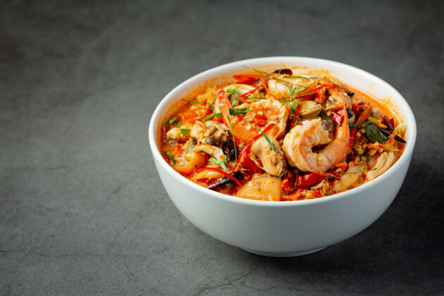 酸泰国菜；汤百胜功或河虾麻辣汤沸腾饮食午餐