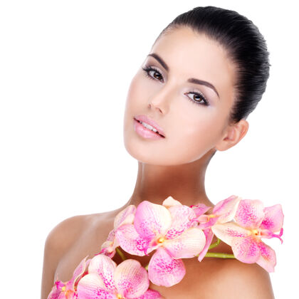 脸年轻漂亮的女人美丽的脸 健康的皮肤和粉红色的花朵在身体上-隔离在白色肖像新鲜干净