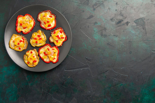 普通话顶视图熟甜椒午餐内板在黑暗的表面早餐可食用的水果水果