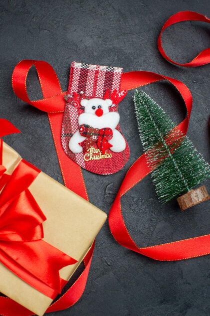 手套黑色背景上的圣诞树上的漂亮礼物xsmas袜子垂直视图圣诞袜子手指