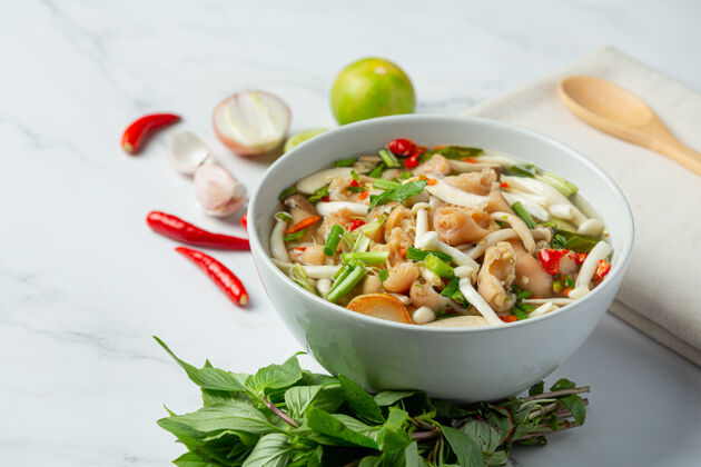 草药泰国菜；麻辣鸡汤口味营养蔬菜