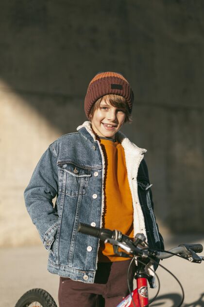 休闲男孩在城外和他的自行车合影自行车垂直青年