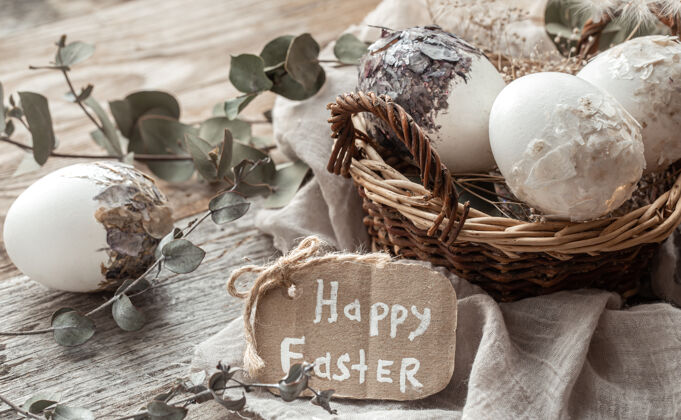 彩蛋漂亮的复活节彩蛋放在一个用干花装饰的篮子里复活节快乐装饰作文复活节彩蛋