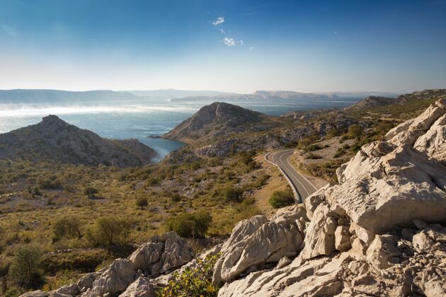 石头美丽的亚得里亚海公路拍摄 达尔马提亚 克罗地亚在蓝天下海亚得里亚海克罗地亚