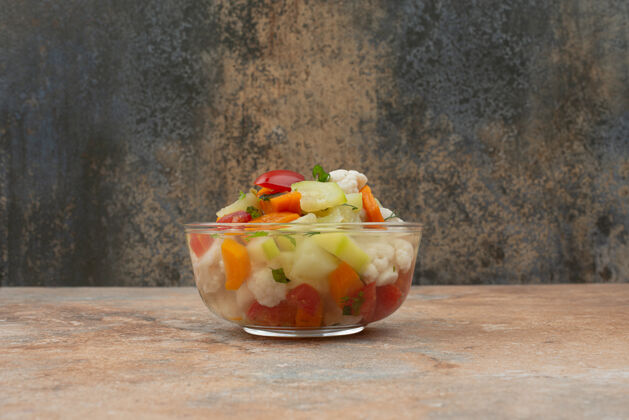 好吃美味的蔬菜放在大理石的玻璃板上西红柿蔬菜胡萝卜