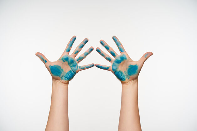 展示女性手臂的水平肖像画 涂上蓝色 保持所有手指分开 同时在白色上摆姿势肢体语言概念美甲室内演示