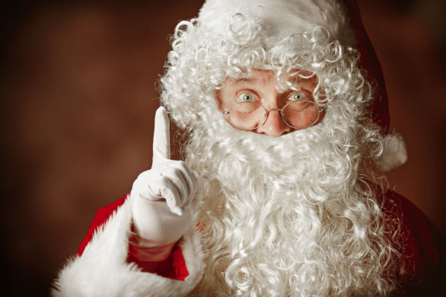 欢呼一个穿着圣诞老人服装 留着奢华的白胡子 戴着圣诞老人的帽子 穿着红色服装的男人的肖像男人旧的肖像