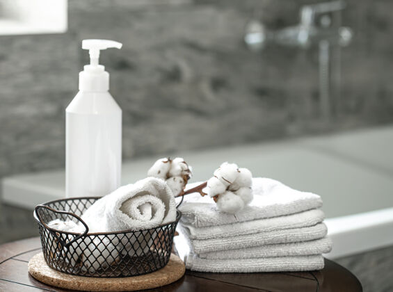自然模糊的浴室内部和一套干净的折叠毛巾复制空间卫生和健康的概念卫生毛巾化妆品